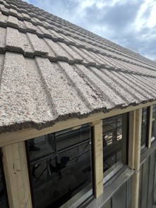 Kuvassa uusi rakennus, jonka katto on tehty ehjänä puretuista kattotiilistä.