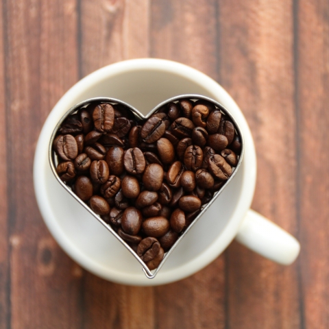 Kuvituskuva kahvipapuja ja sydän