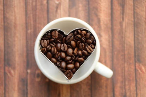Kuvituskuva kahvipapuja ja sydän